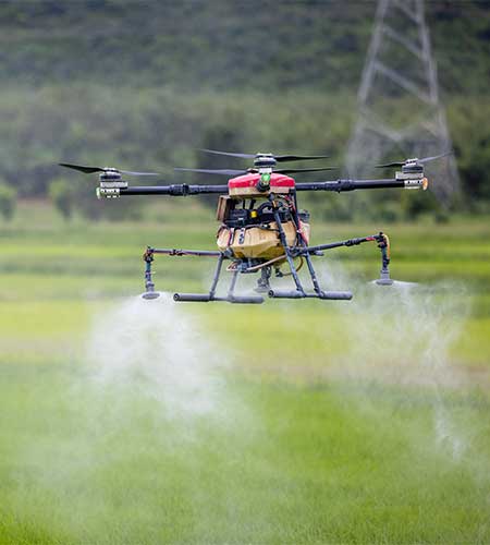 Dron rociando el campo