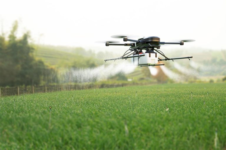 Dron rociando fitosanitario en el campo